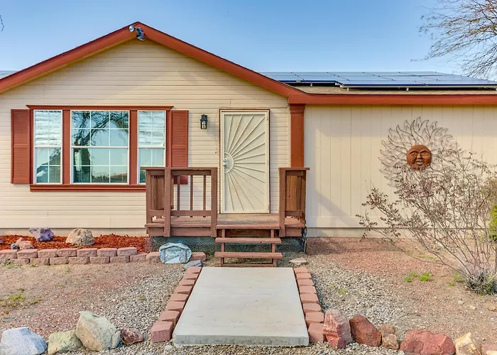 Furnished Patio! Group Desert Escape In Holiday home *