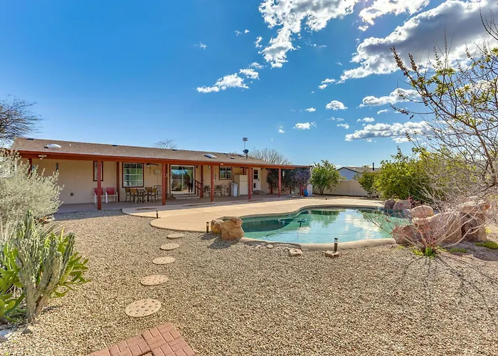 Furnished Patio! Group Desert Escape In Morristown