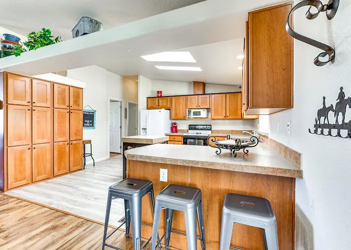 Furnished Patio! Group Desert Escape In Morristown