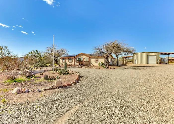 Furnished Patio! Group Desert Escape In Morristown