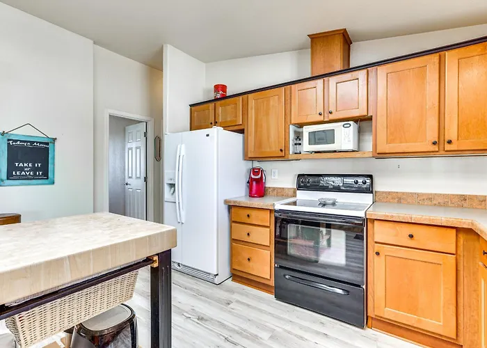Furnished Patio! Group Desert Escape In Morristown